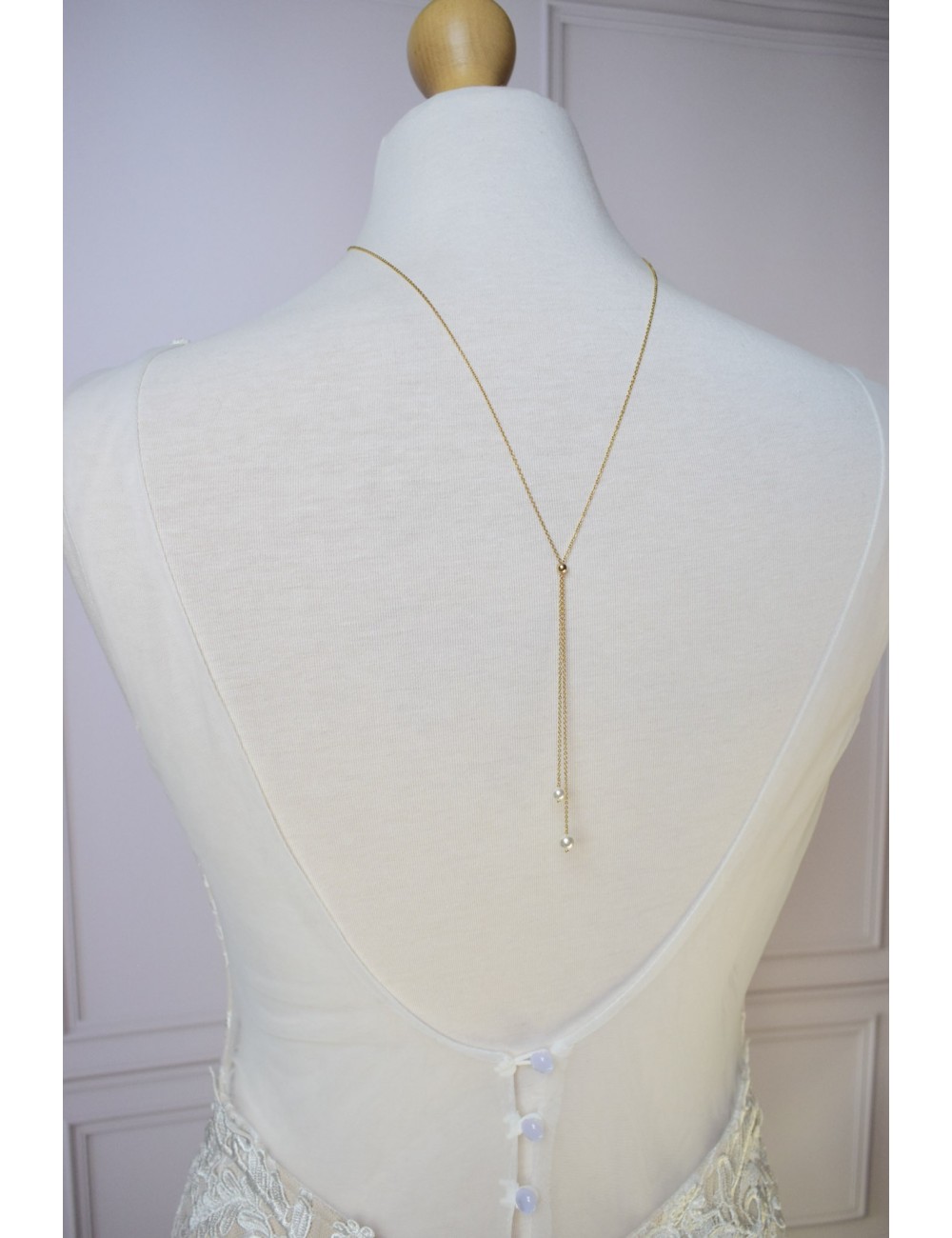 Collier de dos très fin pour la mariée en robe dos nu Pauline