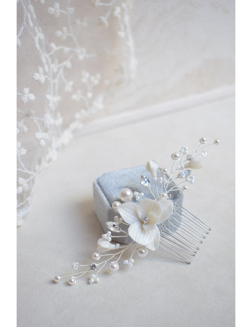 Peigne à cheveux pour la mariée Louison avec des branches de perles