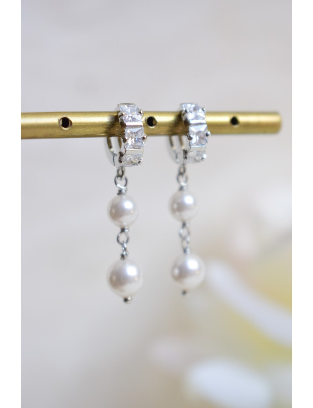Boucles d'oreilles Phoebe, romantiques avec créoles strassées et perle