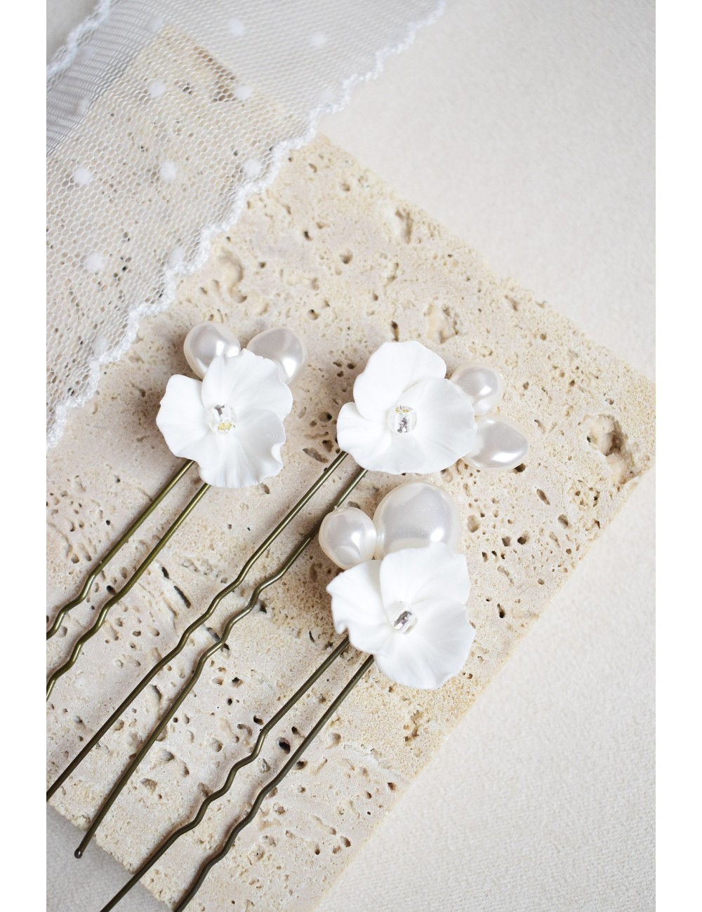 3 pics Tina, fleurs et perles irrégulières pour chignon de mariée