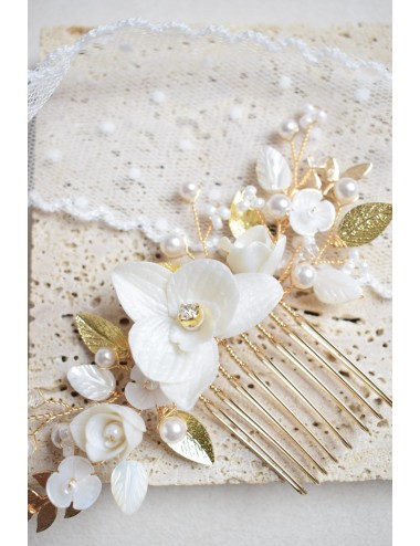 Peigne à cheveux pour la mariée modèle Ninon avec un feuilles dorées.