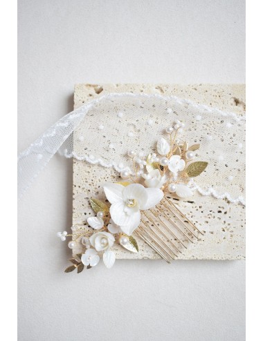 Peigne à cheveux pour la mariée modèle Ninon avec un feuilles dorées.