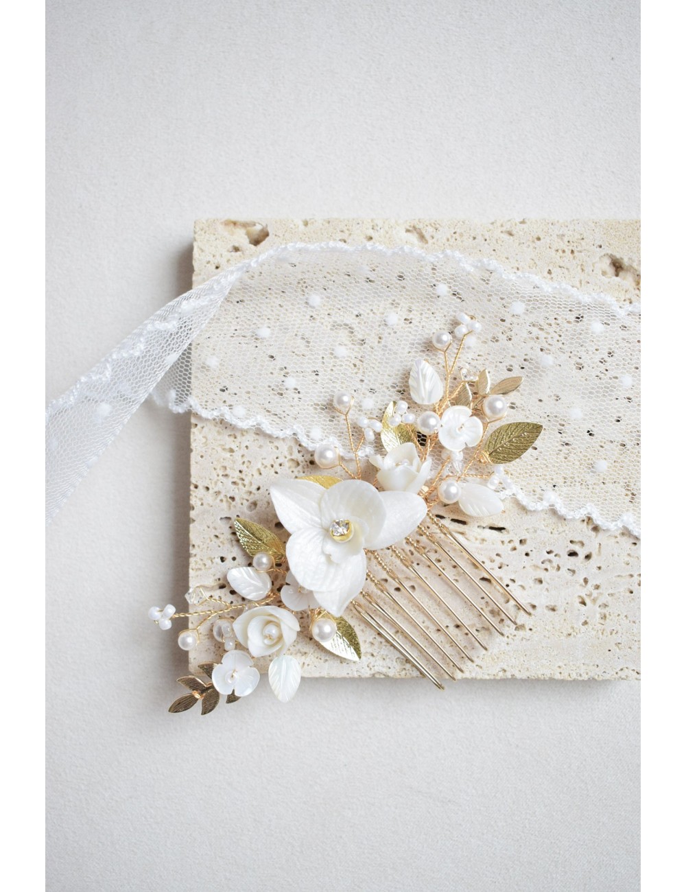 Peigne à cheveux pour la mariée modèle Ninon avec un feuilles dorées.