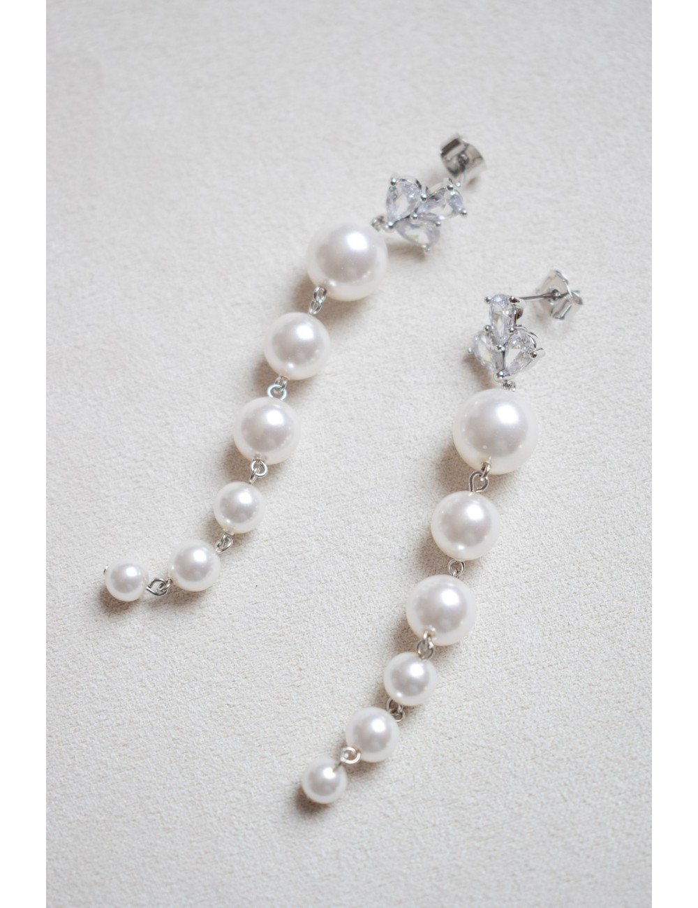 Boucles d'oreilles de mariage pendantes Sophia, avec perles nacrées.
