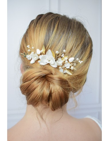 Peigne à cheveux pour la mariée modèle Ninon avec un feuilles dorées.