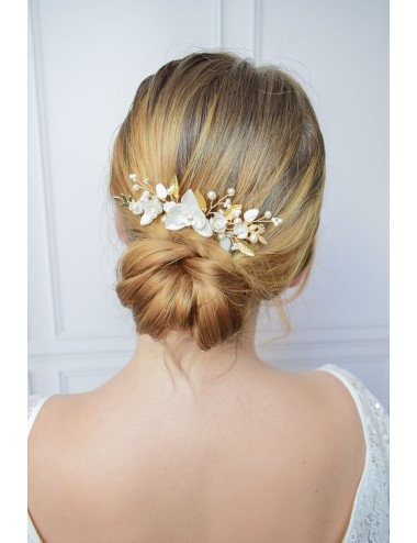 Peigne à cheveux pour la mariée modèle Ninon avec un feuilles dorées.