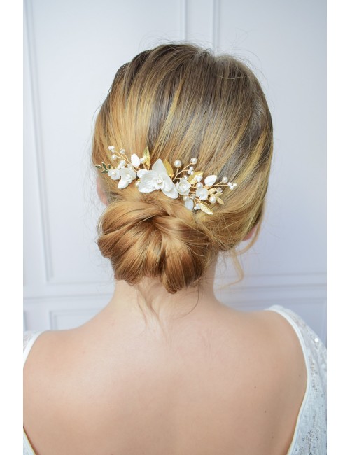 Peigne à cheveux pour la mariée modèle Ninon avec un feuilles dorées.