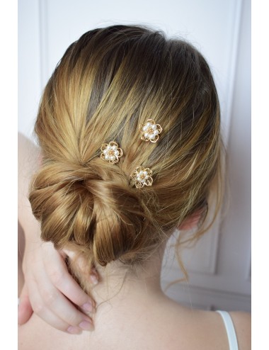 3 pics cheveux avec des fleurs dorées ajourées et des perles nacrées
