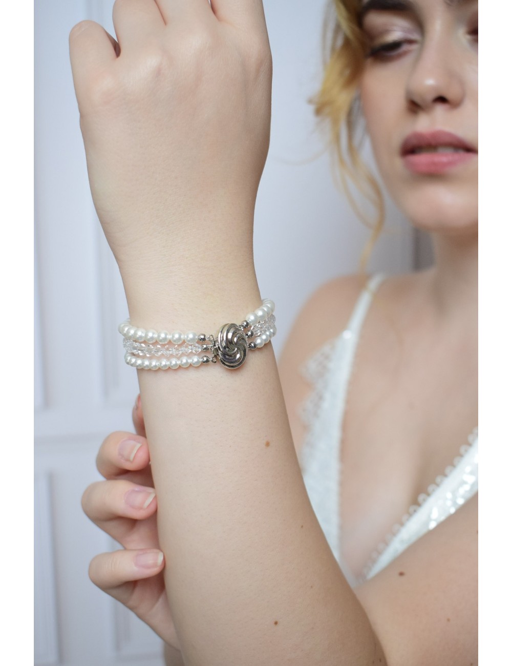 Bracelet de mariage Denise, 3 rangs de perles et un fermoir ovale