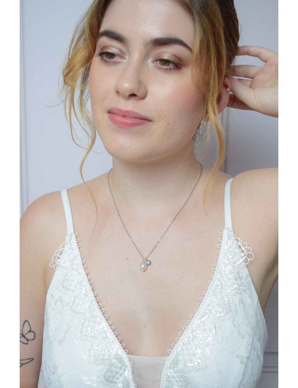 Collier Hortense pour la mariée, avec une touche de bleu