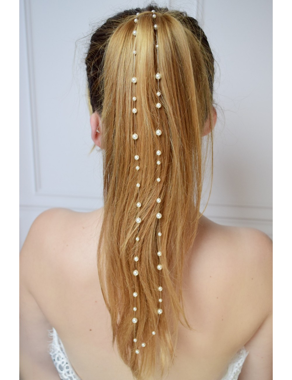 Fil transparent avec des perles nacrées pour mariée