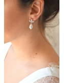 Boucles d'oreilles de mariage modèle Cassandre, goutte en perle et puces détaillées en strass, pour une mariée romantique et chi