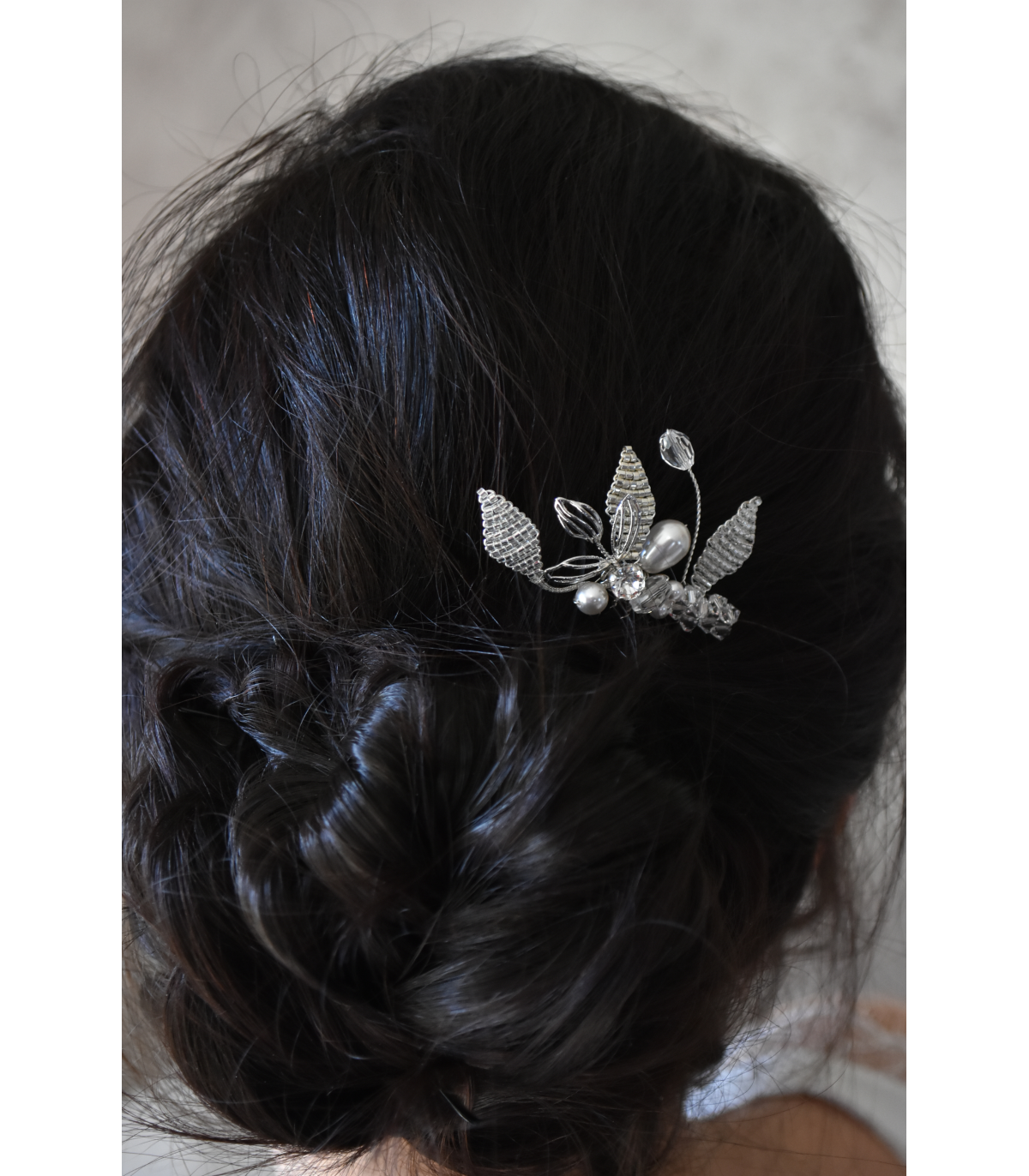 Peigne Hortense pour le chignon de la mariée, composé de feuilles de perles en verre, et de cristaux.