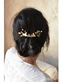 Peigne à cheveux Lilas pour le chignon de la mariée, agrémenté de branches de feuilles dorées, de perles et de fleurs de nacre.