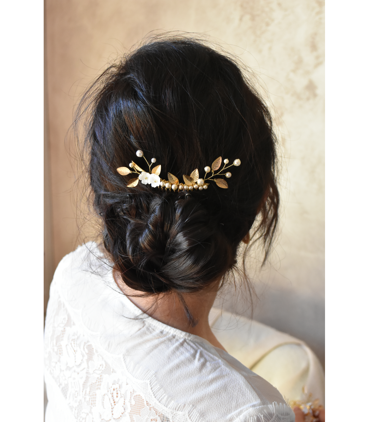 Peigne à cheveux Lilas pour le chignon de la mariée, agrémenté de branches de feuilles dorées, de perles et de fleurs de nacre.