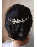 Peigne Sakura pour le chignon de la mariée, composé de feuilles argentées et de perles de cristal ainsi que de fleurs de nacre.