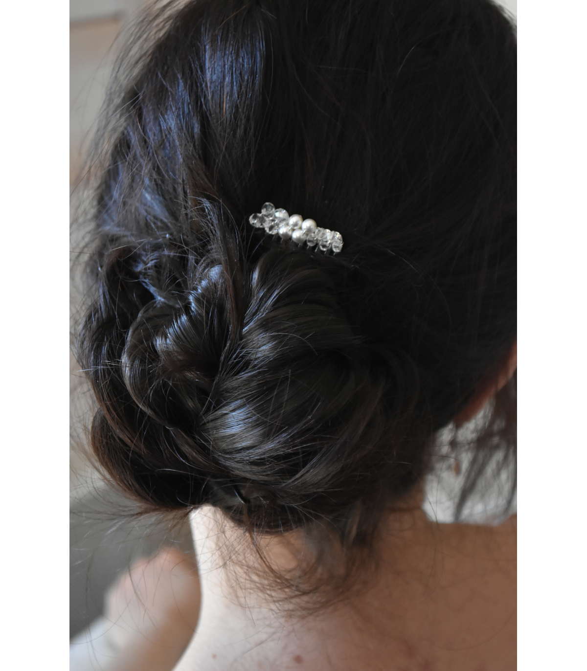 Peigne Elisa pour la mariée, très simple et sobre avec des perles nacrées et perles de cristal.