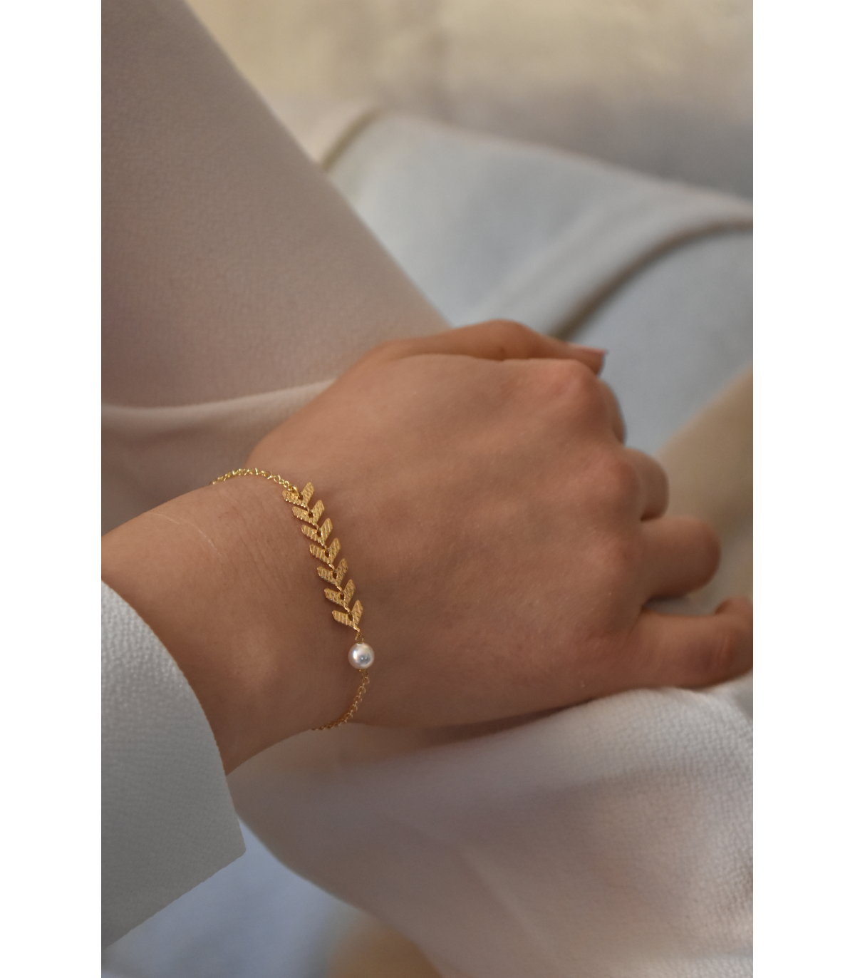 Bracelet pour la mariée Oly, avec une chaine epi dorée et perle nacrée 