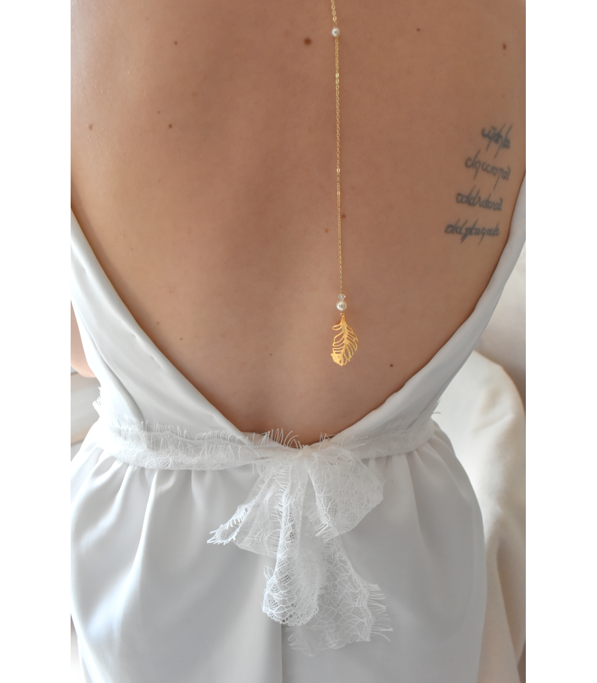Bijoux mariage de dos pour robe dos nu - collier de mariée Plume avec chainette et perles de cristal en forme de goutte