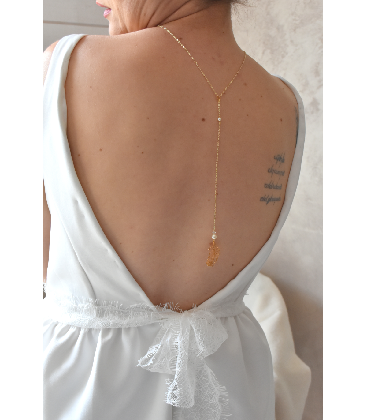 Bijoux mariage de dos pour robe dos nu - collier de mariée Plume avec chainette et perles de cristal en forme de goutte