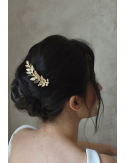 Bijoux mariage peigne à cheveux avec une feuille dorée pour le chignon de la mariée.