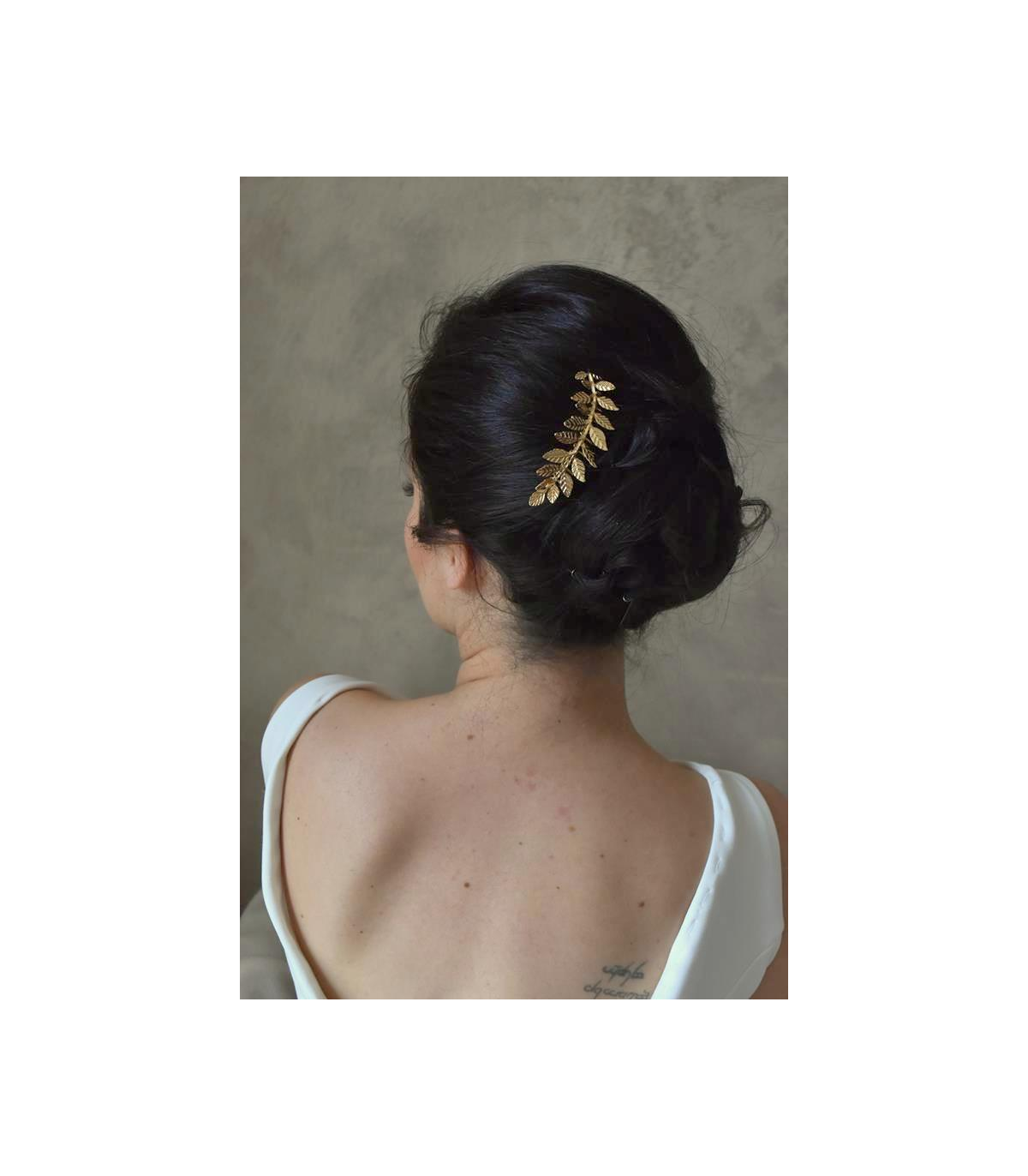 Bijoux mariage peigne à cheveux avec une feuille dorée pour le chignon de la mariée.