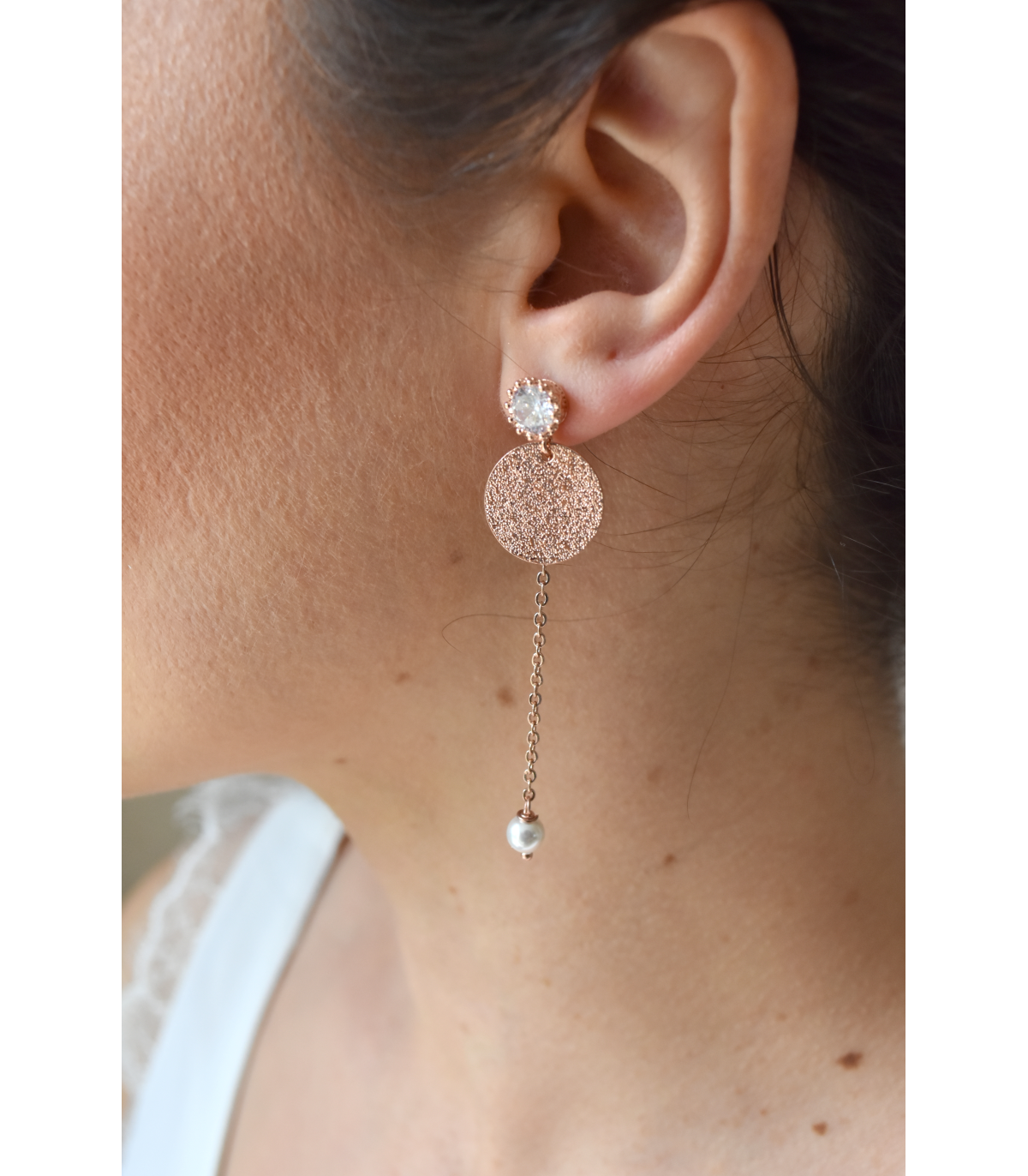 Boucles d'oreilles pour la mariée rose gold, boucles d'oreilles pendantes de mariage. Réalisées en perles de cristal.