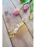 Peigne à cheveux Lilas pour le chignon de la mariée, agrémenté de branches de feuilles dorées, de perles et de fleurs de nacre.