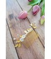 Peigne à cheveux Lilas pour le chignon de la mariée, agrémenté de branches de feuilles dorées, de perles et de fleurs de nacre.