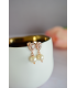 Boucles d'oreilles Alix, avec une petite goutte en strass et une perle nacrée. Très discrètes et peu pendantes pour la mariée.	