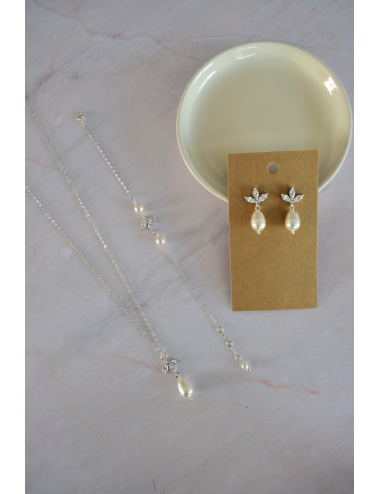 Collier de mariage Cassandre avec une fine chaine et goutte nacrée.
