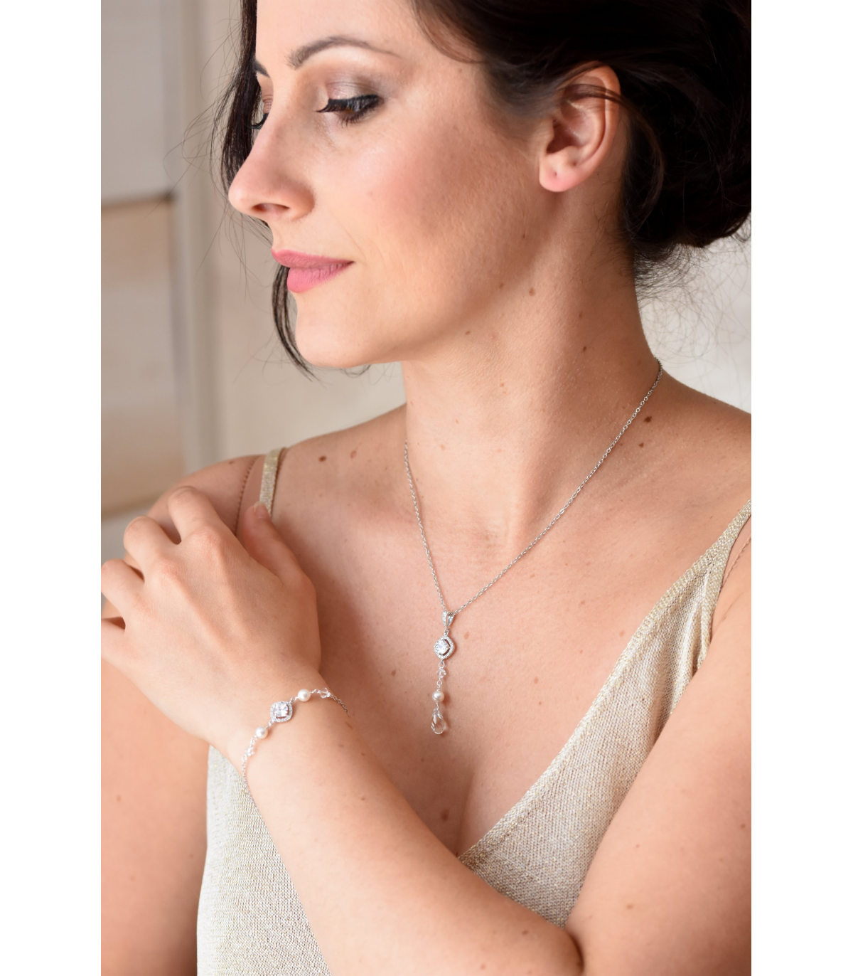 Bracelet de mariée Eva avec perles et strass très fins.	