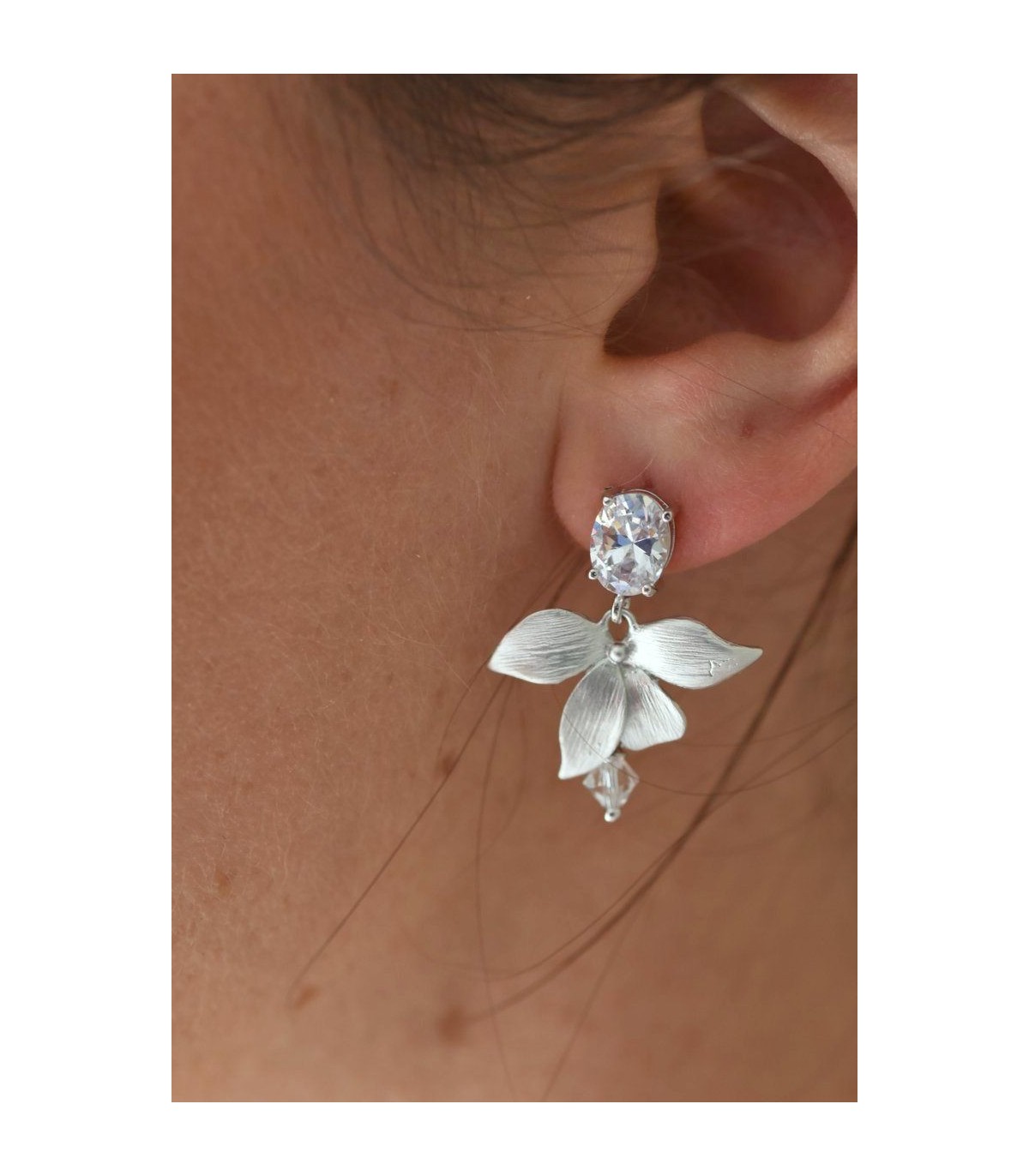 Boucles d'oreilles Alice pour la mariée avec fleur d'orchidée argentée et strass
