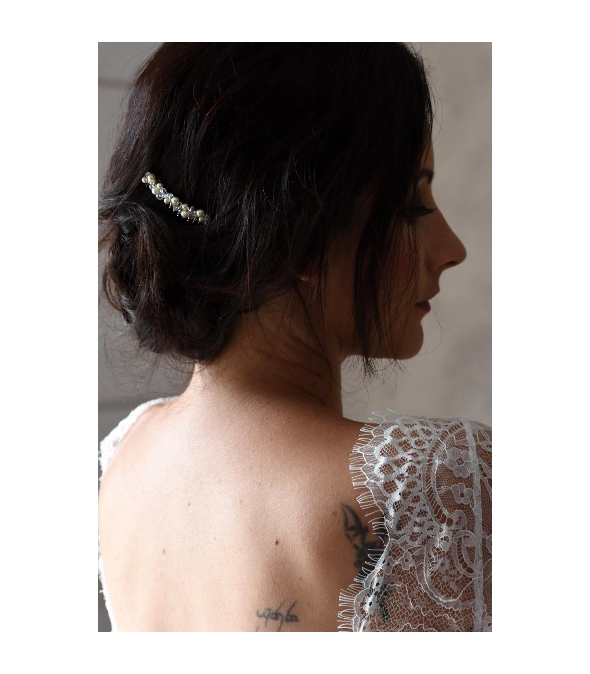 Peigne à cheveux pour la mariée en strass et perles nacrées, modèle Orphee, pour le chignon de mariage.