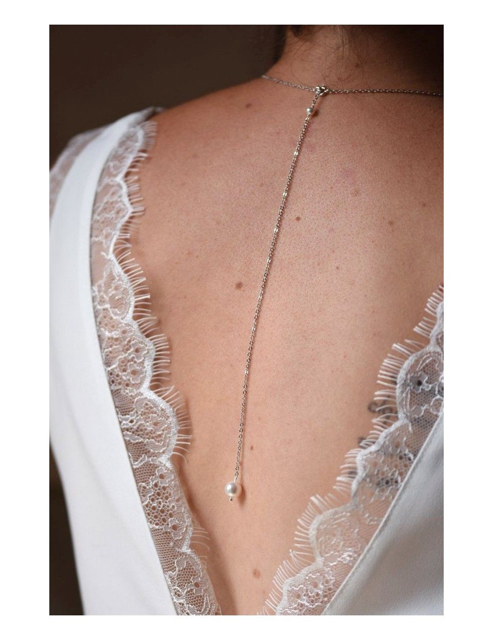 Pendentif de dos Perle solitaire pour la mariée en robe dos nu.