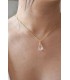 Collier de dos pour mariée, bijoux mariage minimaliste avec une perle goutte transparente.