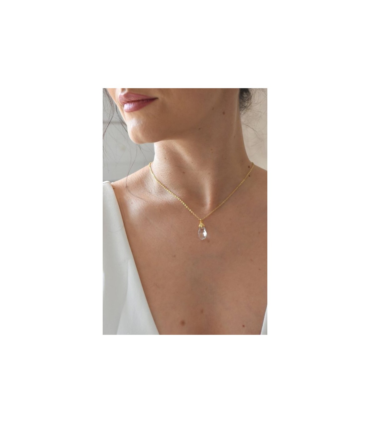 Collier de dos pour mariée, bijoux mariage minimaliste avec une perle goutte transparente.