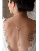 Bijou de robe Fanny avec chainette pour la mariée en robe dos nu.