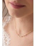 Collier de mariage minimaliste avec perles nacrées et fine chainette.