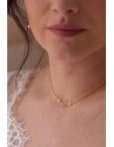 Collier ras de cou Daisy avec fleur dorée et perles pour la mariée