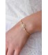 Bracelet de mariage fleuri modèle Daisy avec perles et chaine plaqué or.