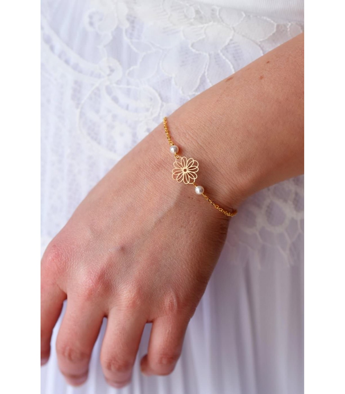 Bracelet de mariage fleuri modèle Daisy avec perles et chaine plaqué or.