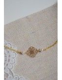 Collier ras de cou Daisy avec fleur dorée et perles pour la mariée