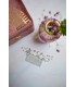Peigne Sakura pour le chignon de la mariée, composé de feuilles argentées et de perles de cristal ainsi que de fleurs de nacre.