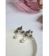 Boucles d'oreilles pour le mariage, modèle Nymphéa avec une fleur d'orchidée et goutte nacrée.