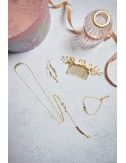 Peigne Sakura pour le chignon de la mariée, composé de feuilles argentées et de perles de cristal ainsi que de fleurs de nacre.