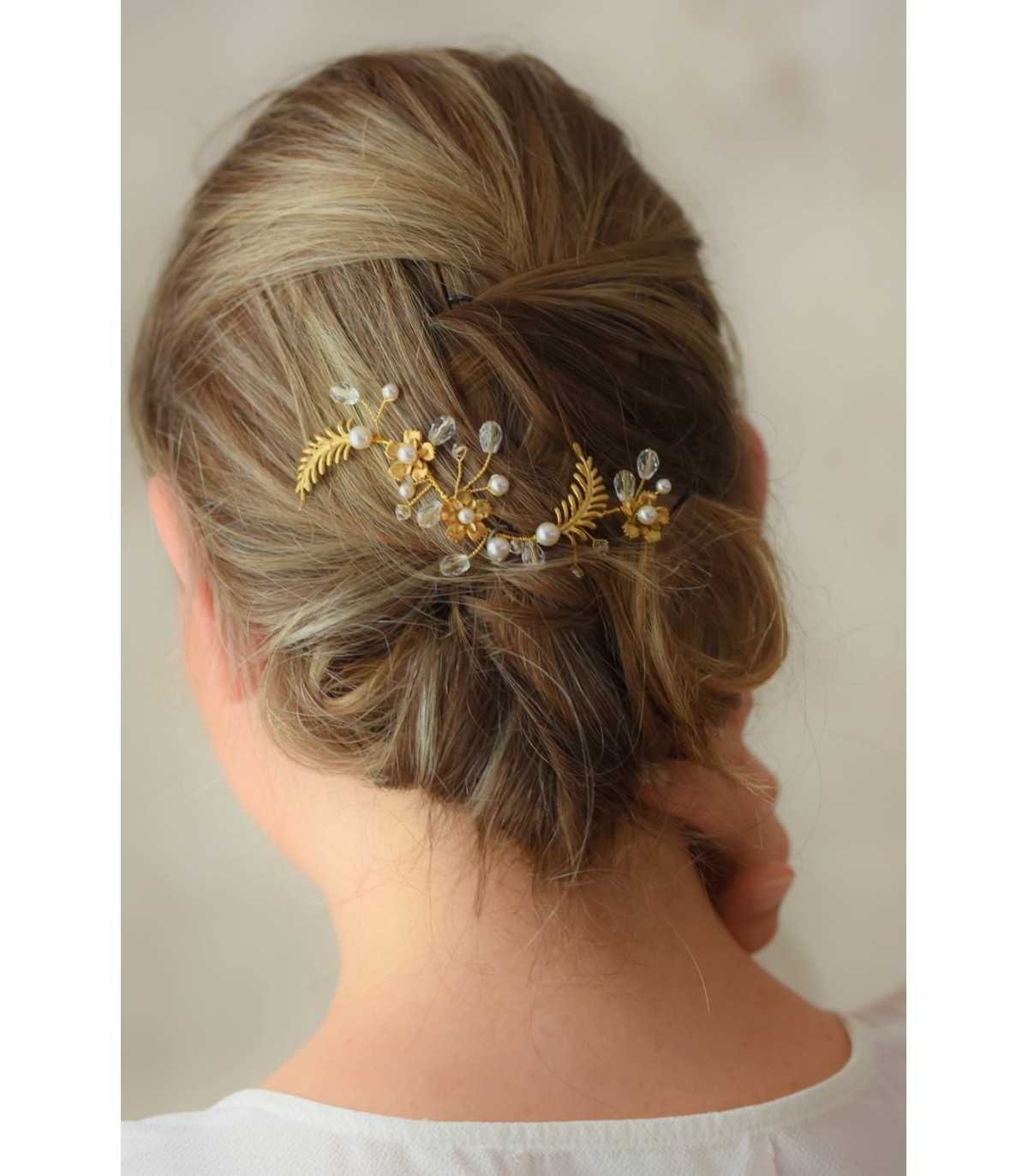 Ornement de cheveux Palmyre bohême chic pour la mariée, avec fleurs et feuilles dorées, perles et cristal.