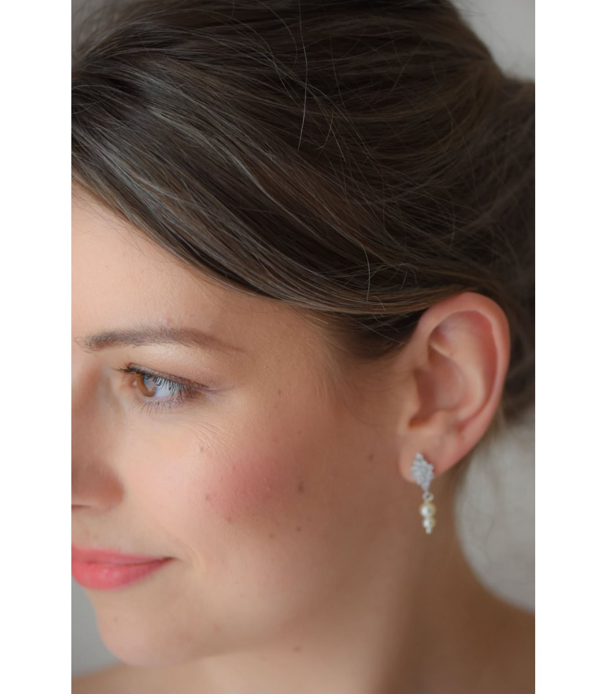 Boucles d'oreilles pour la mariée modèle Albane, avec une goutte en strass et des crochets à cristaux.