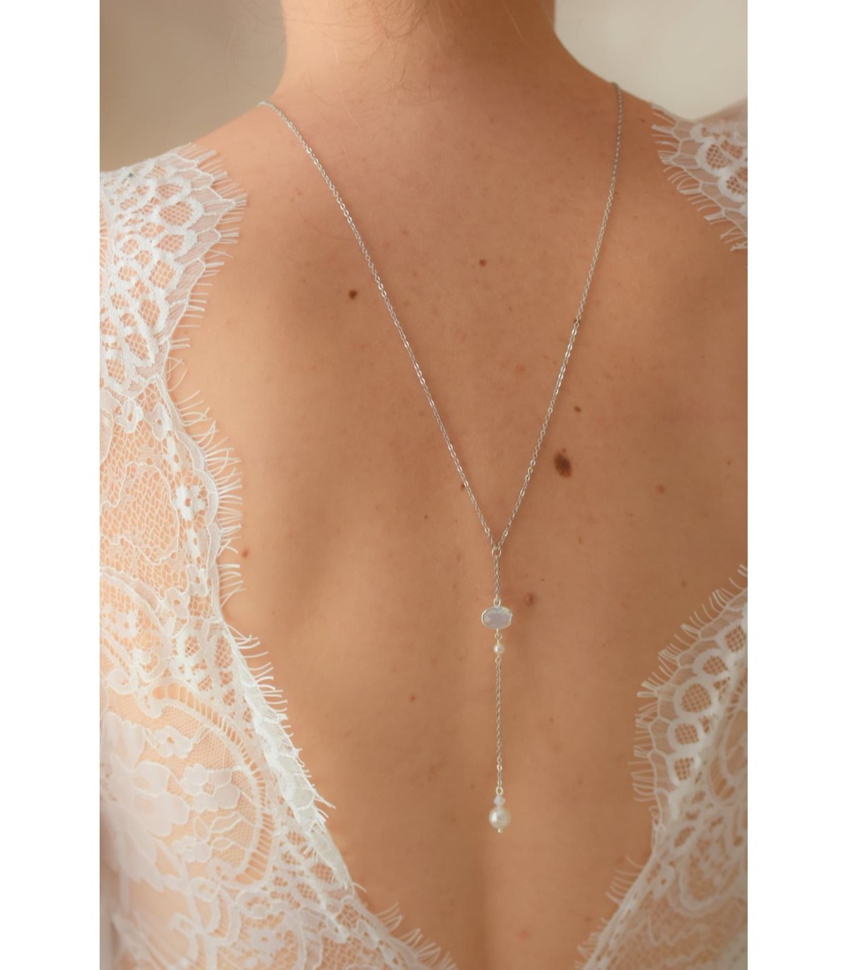 Collier de dos pour mariée avec perles opales - Vana