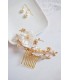 Peigne à cheveux romantique pour la mariée avec une fleur en soie et des perles de cristal sur une base en laiton fleurie